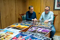 Amador Díaz e Carlos Gómez revisando a proposta cultural para este Nadal.