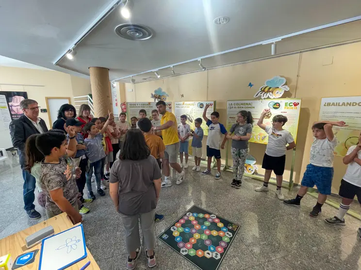Imaxe da visita dos escolares, en presenza do concelleiro Carlos G&oacute;mez.