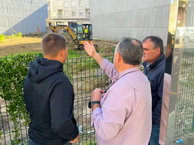 Amador D&iacute;az e Moncho G&oacute;mez, visitando o inicio das obras xunto cun dos responsables da mesma.