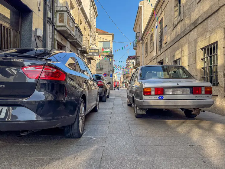 Imaxe da R&uacute;a Lepanto con veh&iacute;culos aparcados e circulando