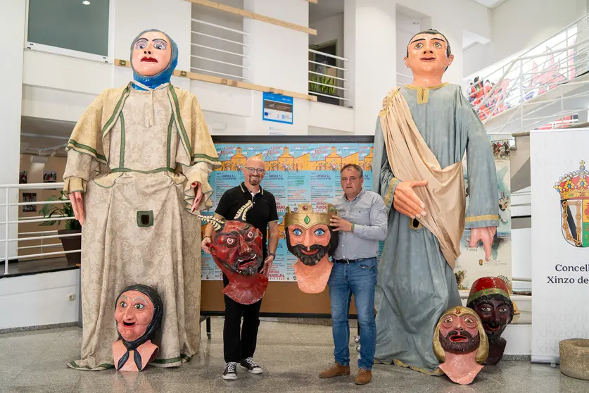 Amador Díaz e Ricardo Sieiro presentan o cartel da Santa Mariña en compañía dos xigantes Inés de Castro e Décimo Xuño Bruto