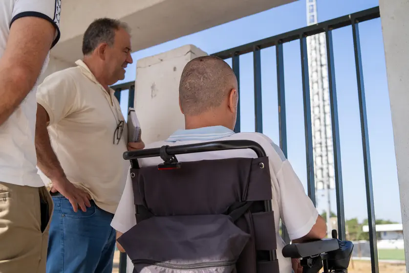 Concello, Polic&iacute;a Local e Algaria visitando as instalaci&oacute;ns da Moreira