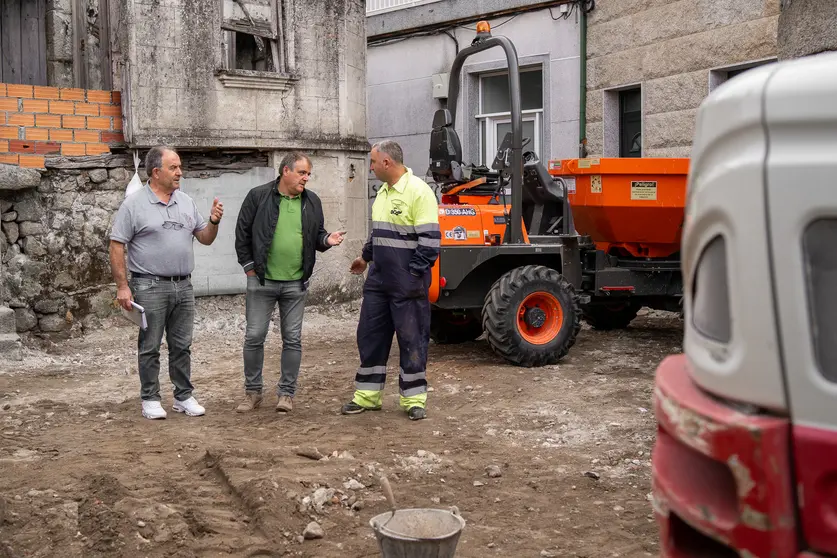 Ram&oacute;n G&oacute;mez e Amador D&iacute;az supervisando o comezo das obras.
