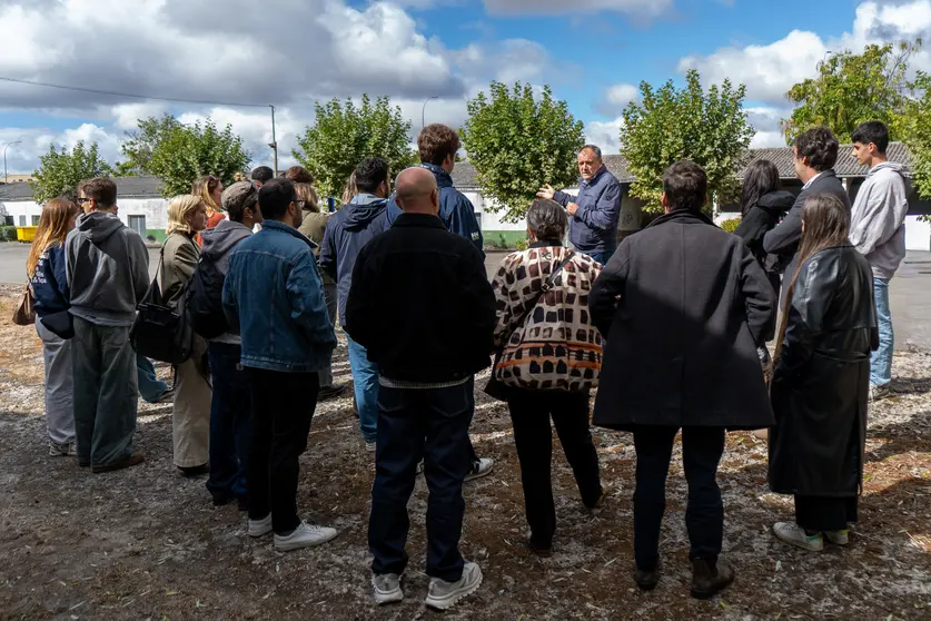 Alumnas e alumnos de arquitectura reco&ntilde;ecendo o terreo para o futuro auditorio