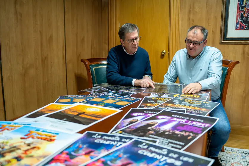 Amador Díaz e Carlos Gómez revisando a proposta cultural para este Nadal.