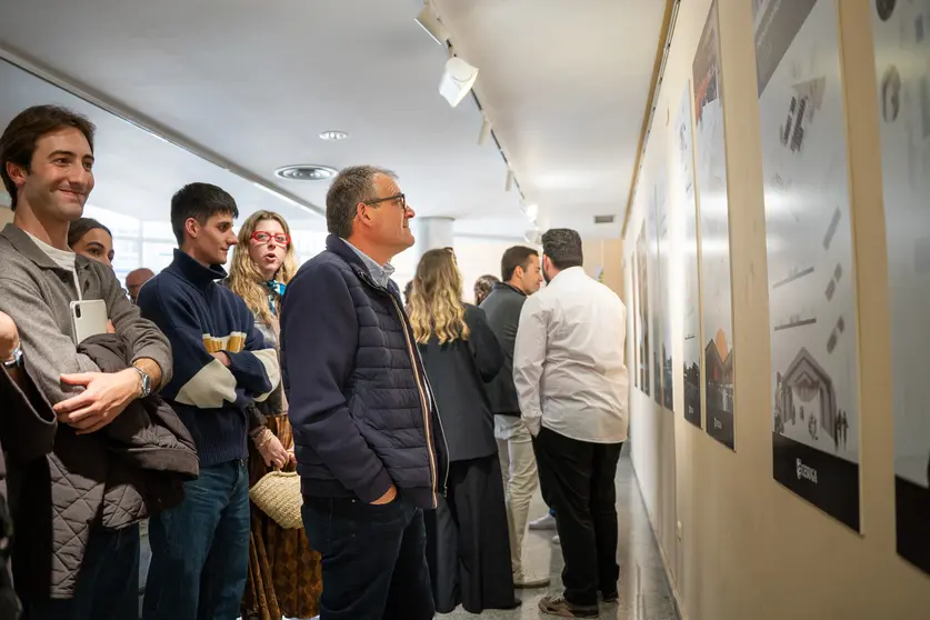 O alcalde Amador D&iacute;az e un grupo de alumnos visionando as infograf&iacute;as do futuro auditorio.