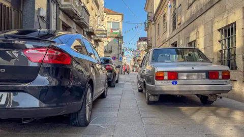 Imaxe da Rúa Lepanto con vehículos aparcados e circulando