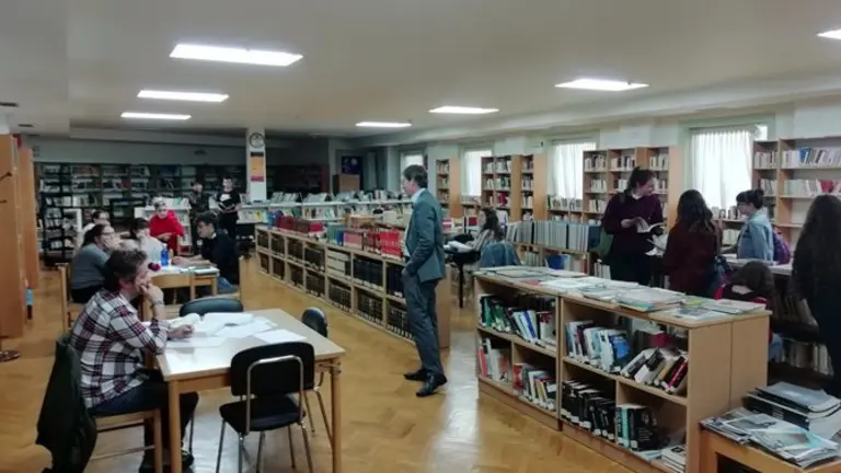 VISITA DO CONCELLEIRO DE CULTURA Á BIBLIOTECA ANTELANA CO GALLO DO DÍA DAS BIBLIOTECAS