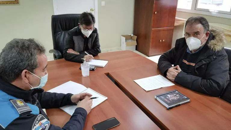 Reunión coa Policía Local polas feiras