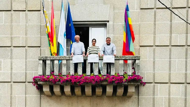 Ricardo Sieiro, Cristina Campero e Amador D&iacute;az no balc&oacute;n do Concello decorado con flores.