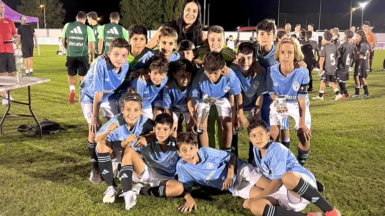 Cristina Campero, concelleira de Deportes, co equipo gañador da categoría de alevíns.