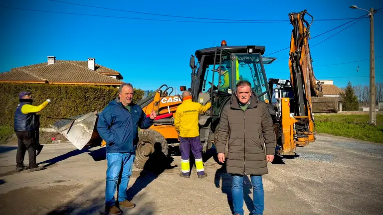 Moncho Gómez e Amador Díaz nas obras en Morgade