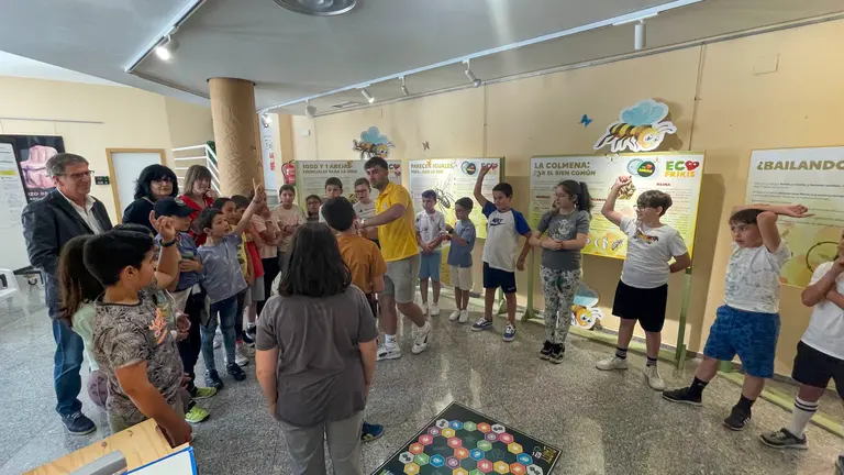 Imaxe da visita dos escolares, en presenza do concelleiro Carlos G&oacute;mez.