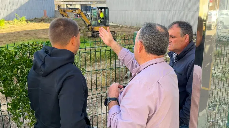 Amador D&iacute;az e Moncho G&oacute;mez, visitando o inicio das obras xunto cun dos responsables da mesma.