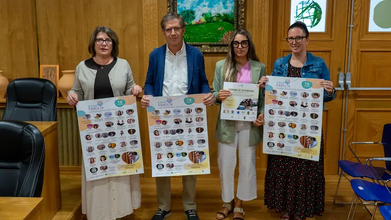 &Aacute;ngeles Mart&iacute;nez, Carlos G&oacute;mez, Tania Cardenal e Mary Salgado - Presentaci&oacute;n I Expofamilia