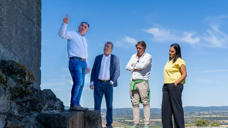Amador Díaz, Manuel Pardo, Antonio Fernández e Cristina Campero visitando a Torre da Pena