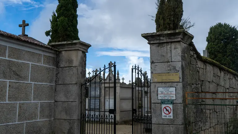 Acceso a un dos cemiterios municipais