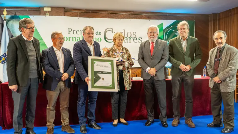 Pilar Cernuda recibindo o premio Carlos Casares de Xornalismo.