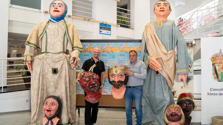Amador D&iacute;az e Ricardo Sieiro presentan o cartel da Santa Mari&ntilde;a en compa&ntilde;&iacute;a dos xigantes In&eacute;s de Castro e D&eacute;cimo Xu&ntilde;o Bruto