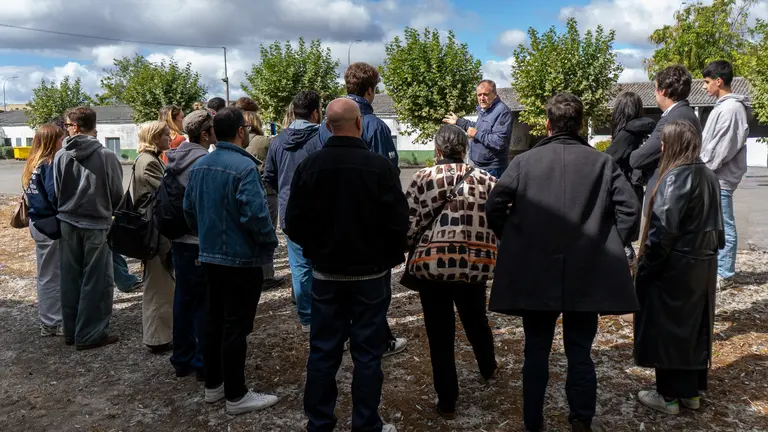 Alumnas e alumnos de arquitectura reco&ntilde;ecendo o terreo para o futuro auditorio