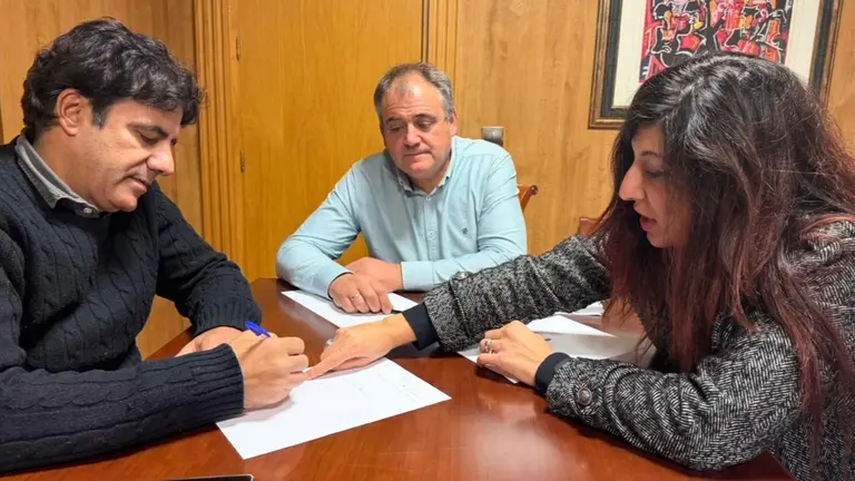 Pablo Garc&iacute;a Vivanco, Amador D&iacute;az e Manuela Appendino durante a sinatura do convenio.