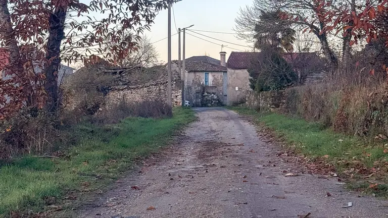 Acceso actual a un dos barrios de Ganade.