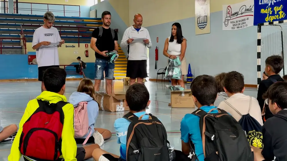 Durante o reparto das camisetas do Campus