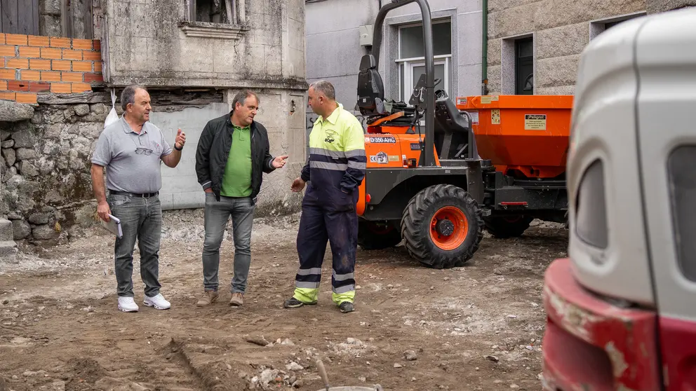 Ramón Gómez e Amador Díaz supervisando o comezo das obras.