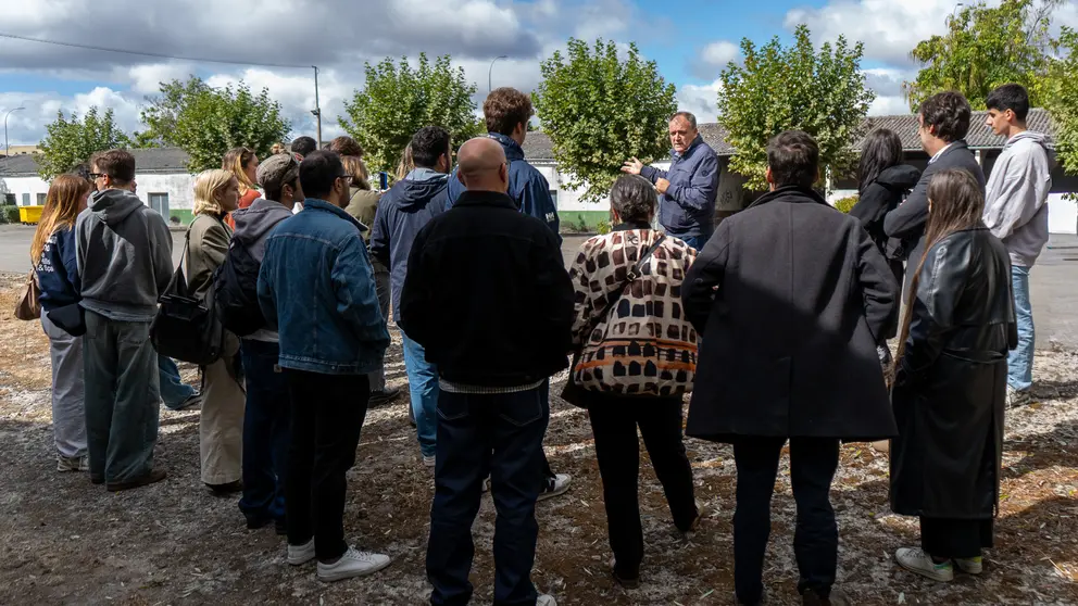 Alumnas e alumnos de arquitectura recoñecendo o terreo para o futuro auditorio