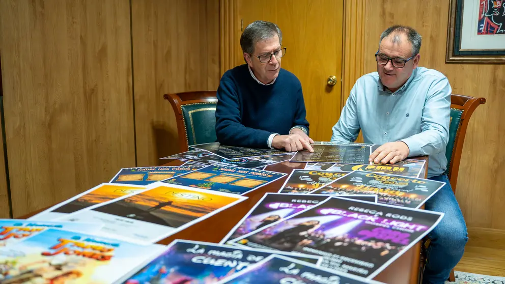 Amador Díaz e Carlos Gómez revisando a proposta cultural para este Nadal.