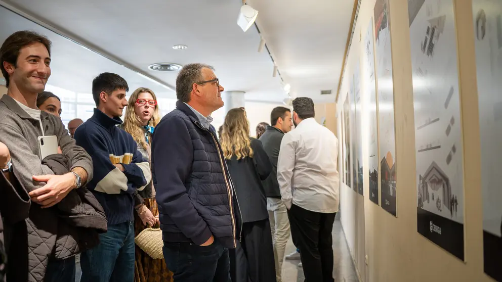 O alcalde Amador D&iacute;az e un grupo de alumnos visionando as infograf&iacute;as do futuro auditorio.