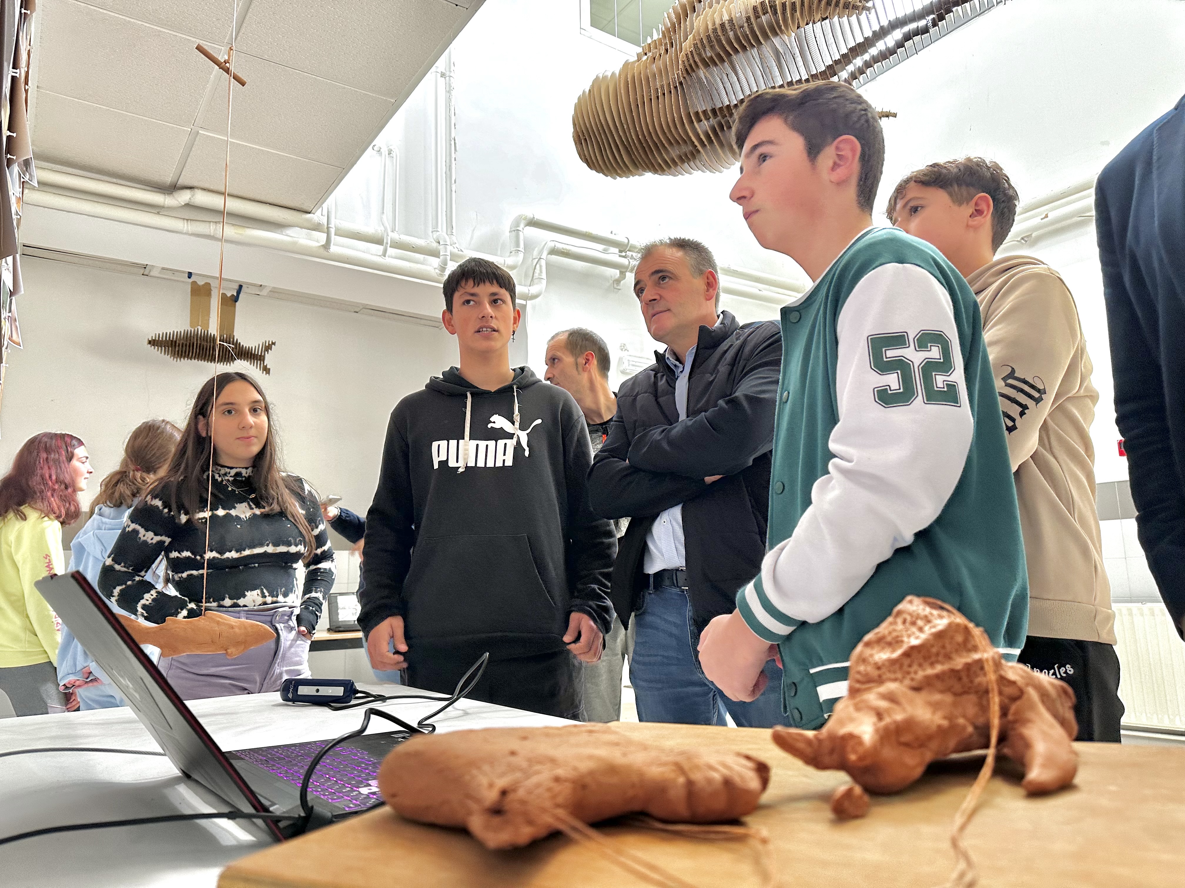 Amador Díaz visitando a exposición