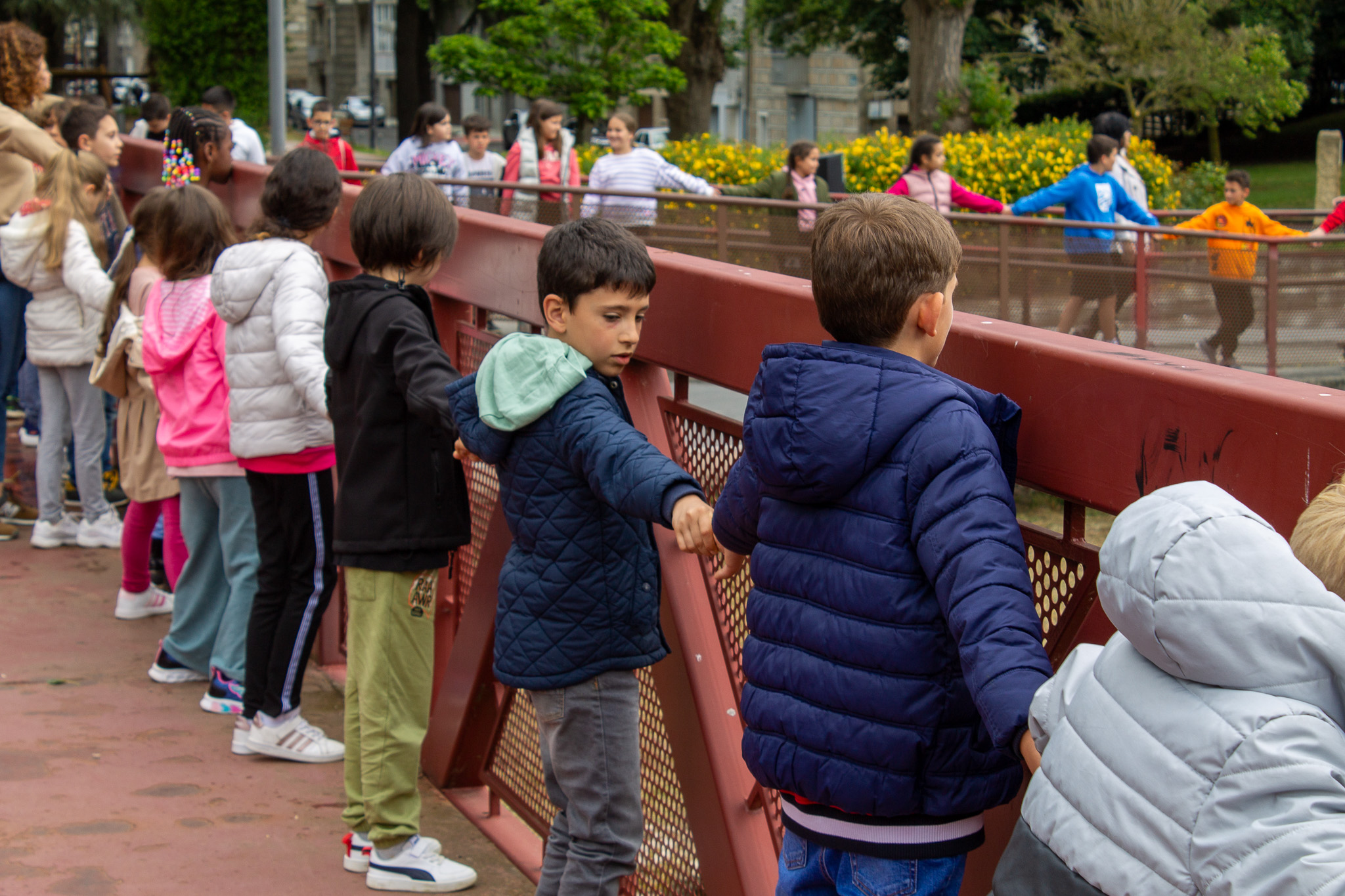 Escolares durante o XII Abraço ao Río Limia