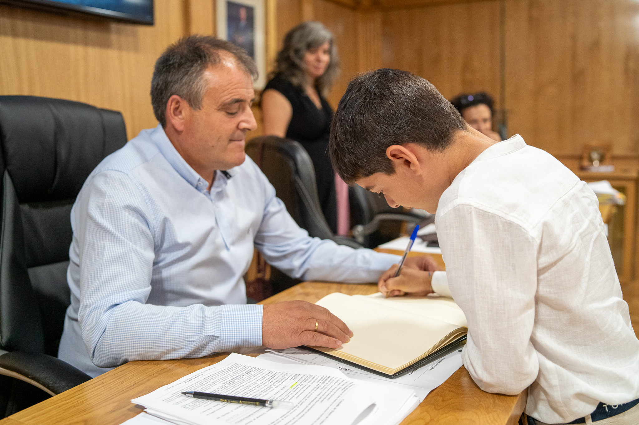 Martín Portela escribindo no Libro de Honras. Pleno Ordinario 27-08-2025