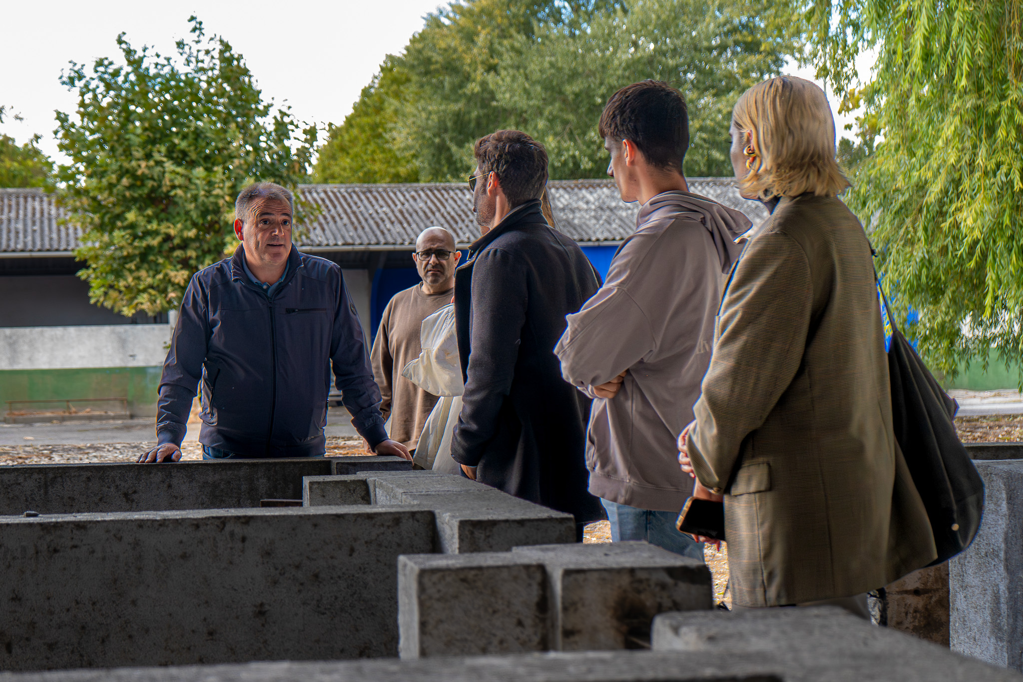 Alumnos e profesores atendendo ás indicacións do alcalde Amador Díaz