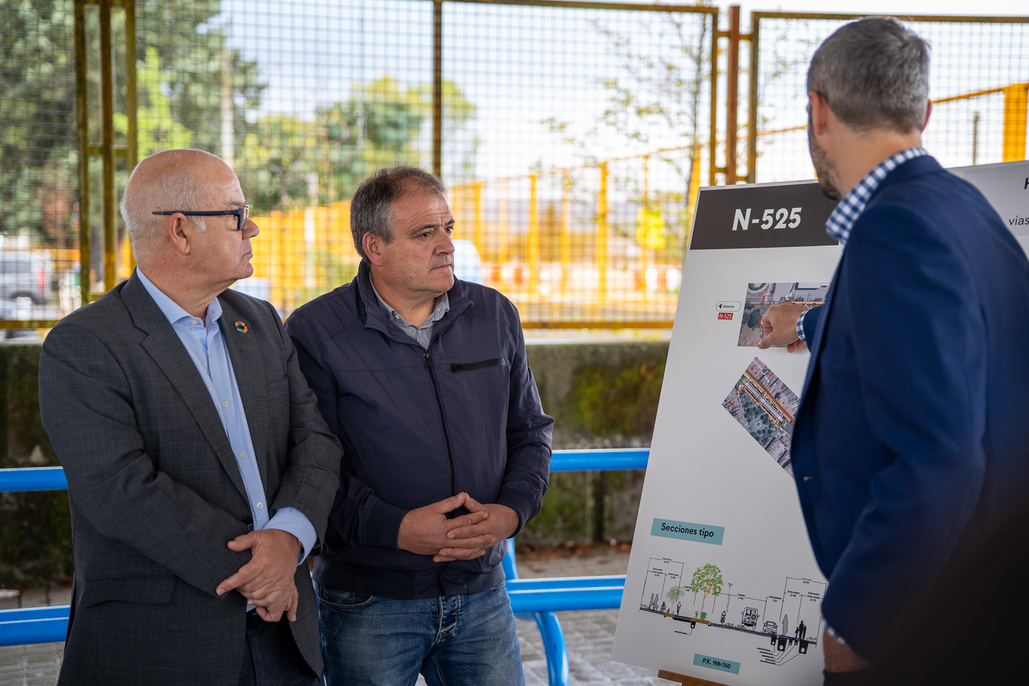 Eladio Santos e Amador Díaz recibindo as explicacións técnicas