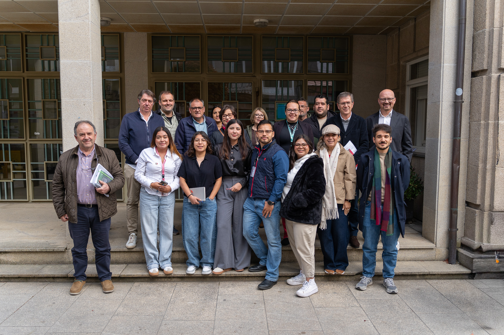 Foto de familia: corporación local e universitarios mexicanos.
